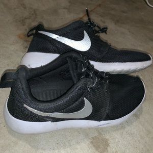 Black & White Nike Roshes - Women’s size 5.5!